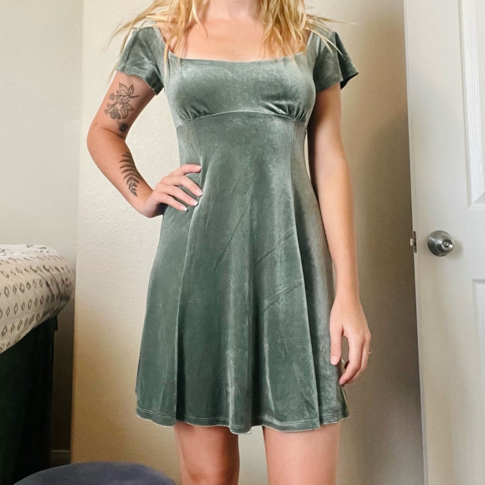 Adorable light green velvet dress - Picture 2 of 5